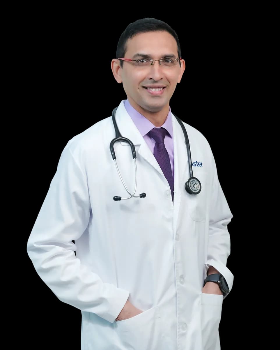 Médico con bata blanca y estetoscopio